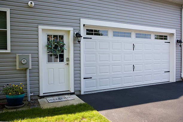 24/7 Emergency Garage Door Panel Replacement experts in Daisetta, TX